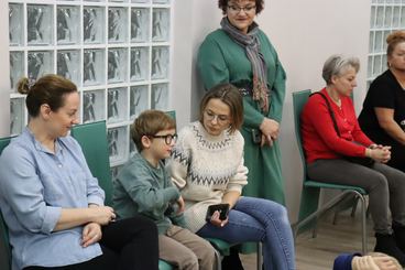 Wieluń: Biblioteka Miejska zaprosiła dzieci na spotkanie z fotografem Piotrem Pabisiakiem